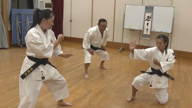 中学・女子組演武の部で初の連覇　松本安晟さん（左）と小玉琉花さん（右）