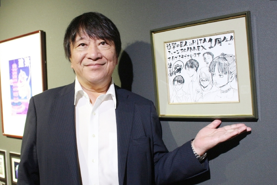 1周年を記念して作者の諫山創さんから寄せられたメッセージやイラストなども展示。「市民が誇れるスポットになっている」と話す稲葉孝政館長