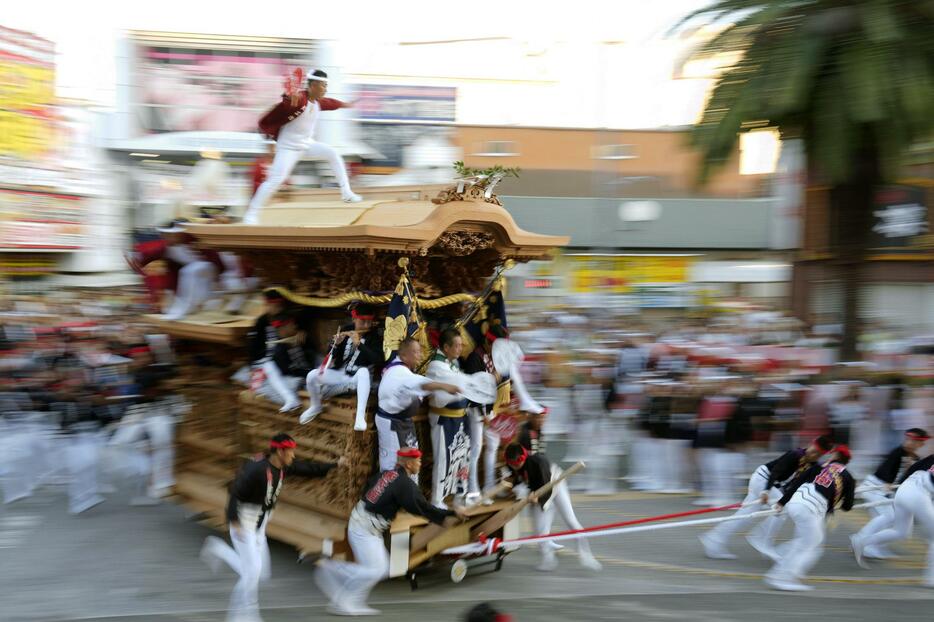 大阪府岸和田市で始まった「岸和田だんじり祭」で、街中を豪快に駆け巡るだんじり＝14日午前