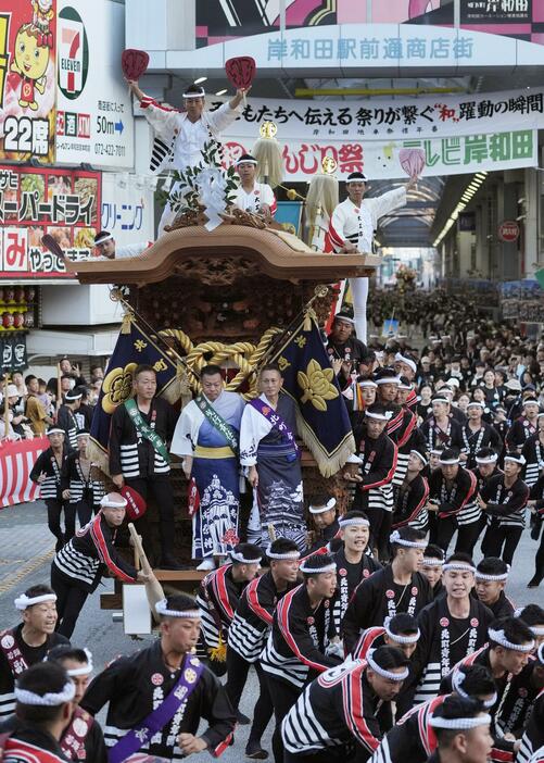 大阪府岸和田市で始まった「岸和田だんじり祭」＝14日午前