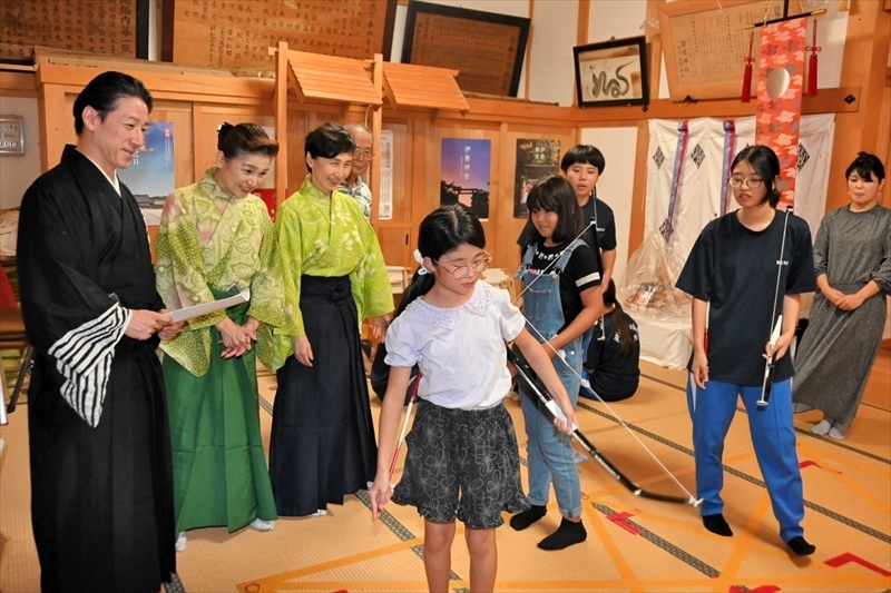 巫女舞の練習を見守る（左から）元彌さん、淳子さん、三宅藤九郎さん