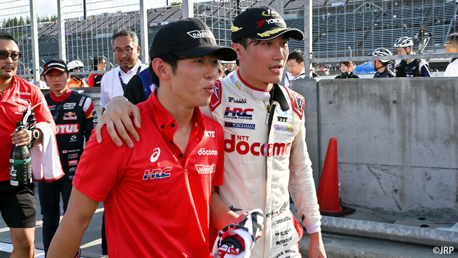 レース後、太田格之進（左）と牧野任祐（右）