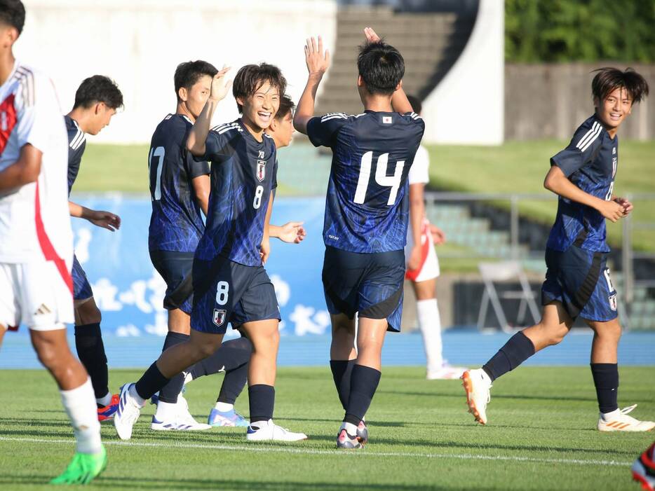 後半19分、U-17日本代表MF田中希和(FC東京U-18、8番)が初ゴールを喜ぶ(Taro YOSHIDA)