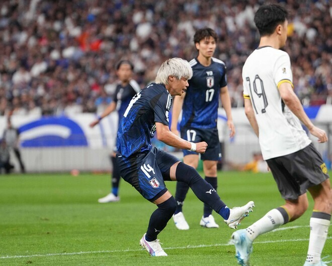 積極的に左足を振り抜いた伊東が復帰戦でゴールを挙げた。(C)SOCCER DIGEST