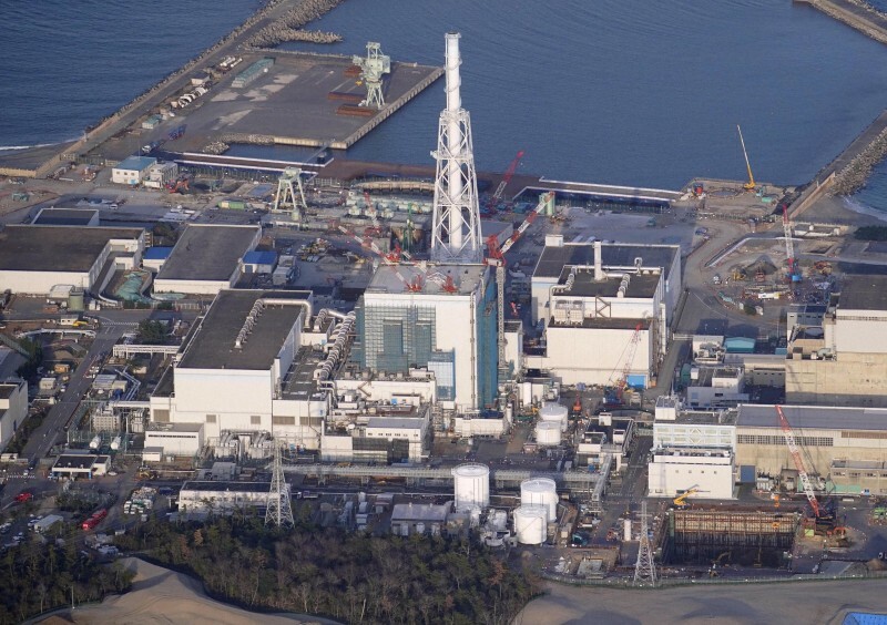 日本原子力発電の東海第2原発（中央）。発電ゼロでも東京電力が資金的協力を行っている＝茨城県東海村で2021年3月18日、本社ヘリから