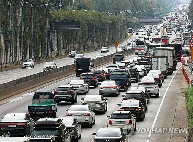 混雑する高速道路の下り線＝（聯合ニュース）