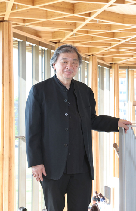 坂　茂 『豊田市博物館』（2024年）にて　2024年4月　Shigeru Ban At Toyota City Museum (2024), April 2024　(C) The Japan Art Association / The S・・・