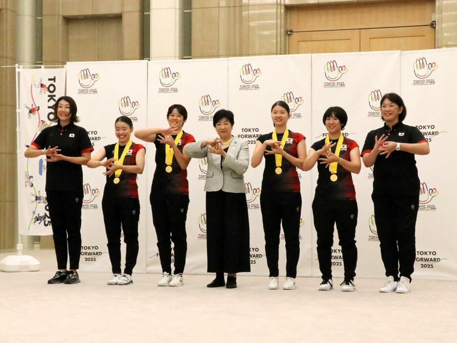 左から川北監督、佐藤選手、中田選手、小池知事、長谷山選手、松永選手、森田なつきマネジャー