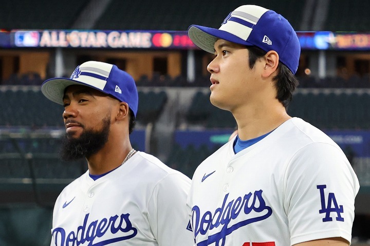 ヘルナンデス（左）と大谷（右）は今季からドジャースに加入した。(C)Getty Images