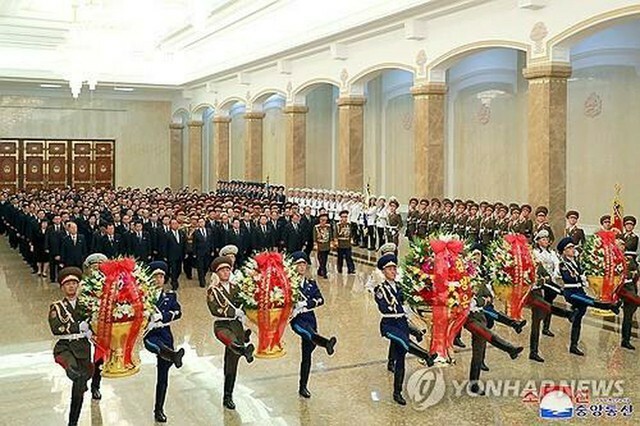 朝鮮中央通信は9日、建国記念日を迎えて金徳訓首相などの幹部らが8日に平壌の錦繍山太陽宮殿を参拝したと報じた＝（朝鮮中央通信＝聯合ニュース）≪転載・転用禁止≫