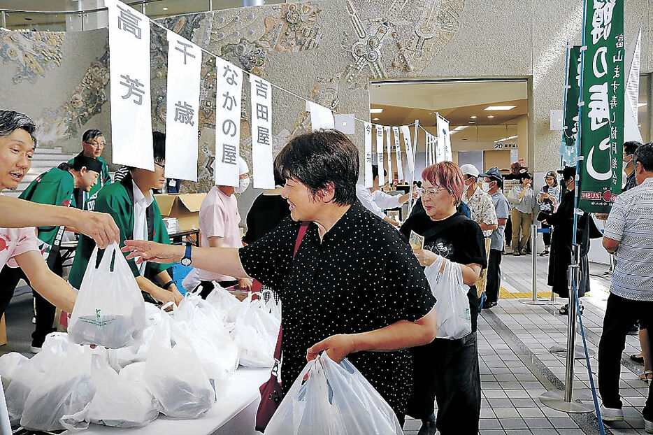 ますずしの食べ比べセットを買い求める客＝富山市役所