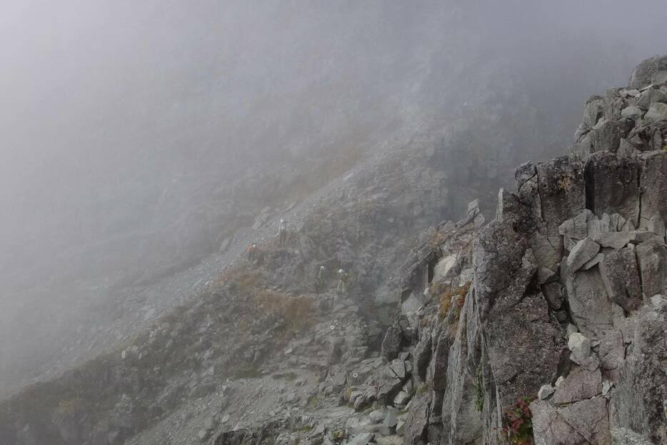 落石の危険性があるガレ場の登山道