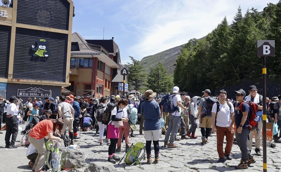 登山客でにぎわう富士山の山梨県側登山道「吉田ルート」の5合目＝8月