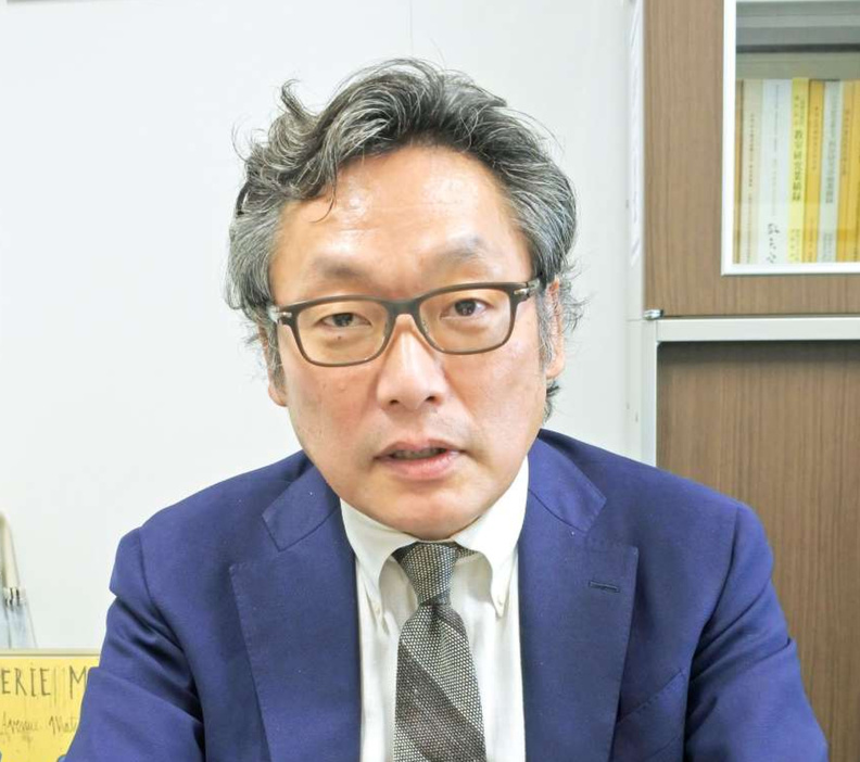 子どもたちへ「自分の価値を信じて、自分を大切に」とアドバイスする中村雅之さん＝鹿児島市の鹿児島大桜ケ丘キャンパス