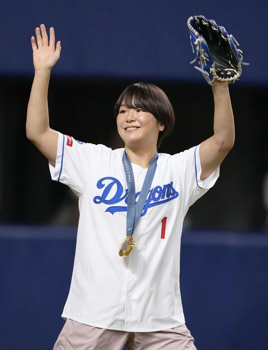 始球式に登場し声援に応える、パリ五輪レスリング女子53キロ級金メダルの藤波朱理＝バンテリンドーム