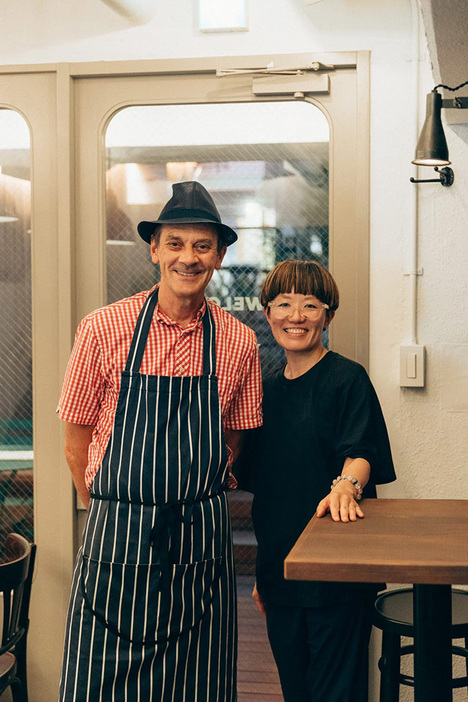 イアン・ギビンスさんと山本貴緒さんご夫婦。イアンさんはオーストラリアに住んでいたことがあり、店名にもいれるほどオーストラリアンフットボールチーム「シドニースワンズ」の大ファン。