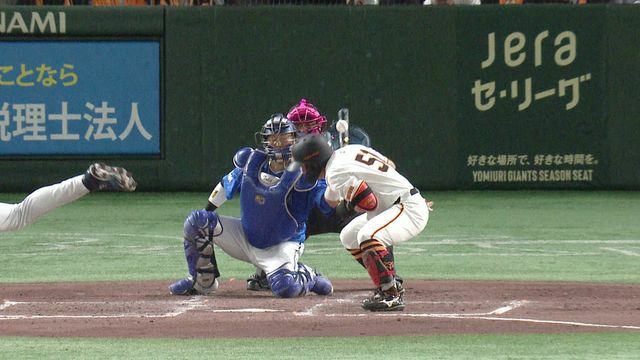 浅野選手の頭上へのボールがバットに当たり不運なファウルに・・・