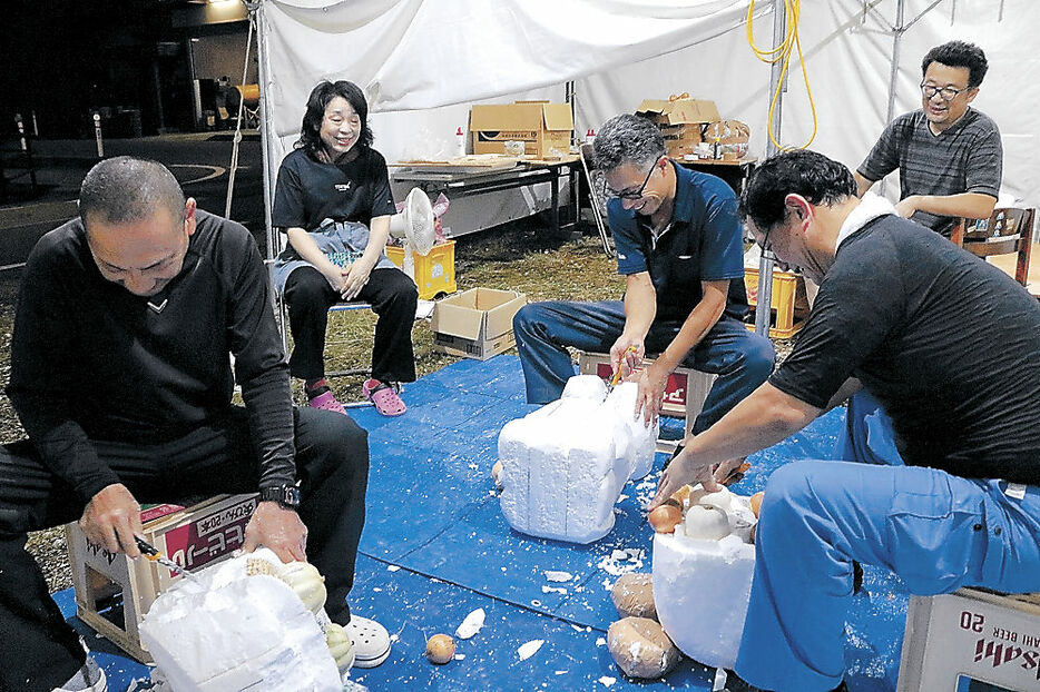 つくりもんを制作する住民＝高岡市福岡町