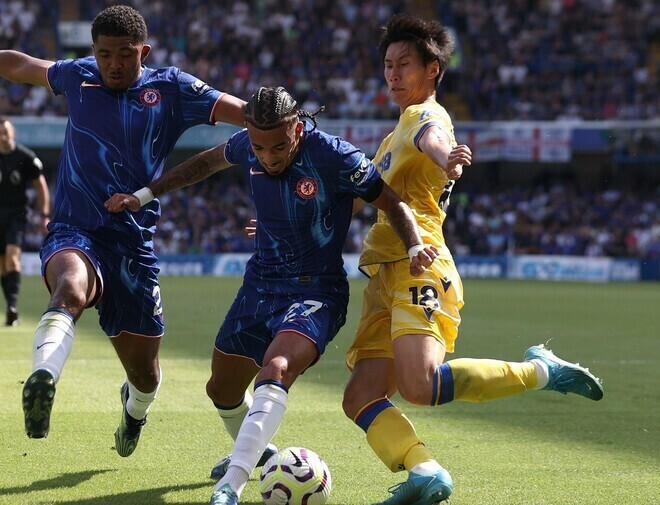 ２シャドーの右で先発した鎌田。(C)Getty Images