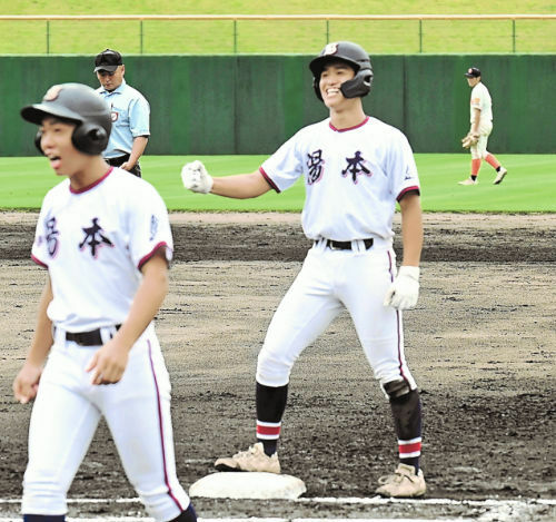 【いわき湯本－学法福島】７回表、湯本１死満塁、高萩がこの試合３安打目となる２点適時打を放ち、塁上で拳を突き上げる