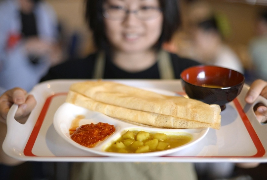 移動レストランで提供されたミャンマーの郷土料理＝2024年7月、東京・新大久保