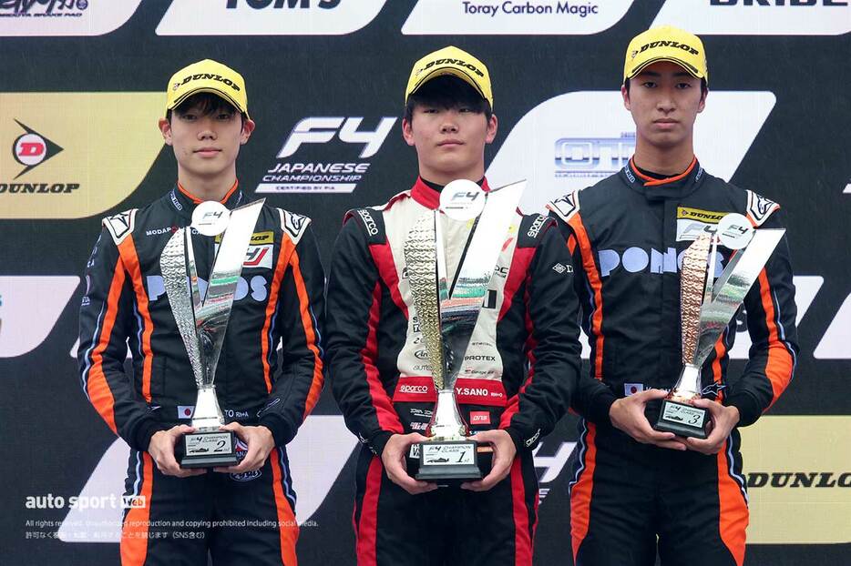 2024年FIA-F4第9戦SUGO　表彰台に登壇した佐藤凜太郎（PONOS RACING MCS4）／佐野雄城（TGR-DC RS F4）／大宮賢人（PONOS RACING MCS4）