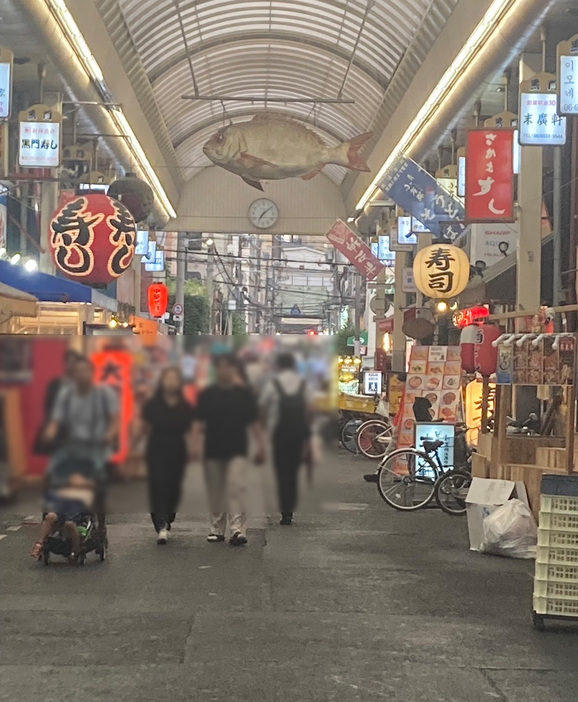 黒門市場の様子。外国人向けに近隣マンションの家賃が上がり、地元民が住めなくなる問題も起きているという