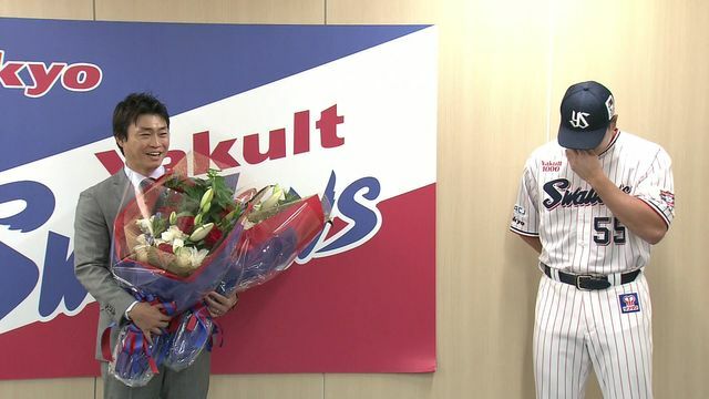 青木宣親選手と涙を流す村上宗隆選手