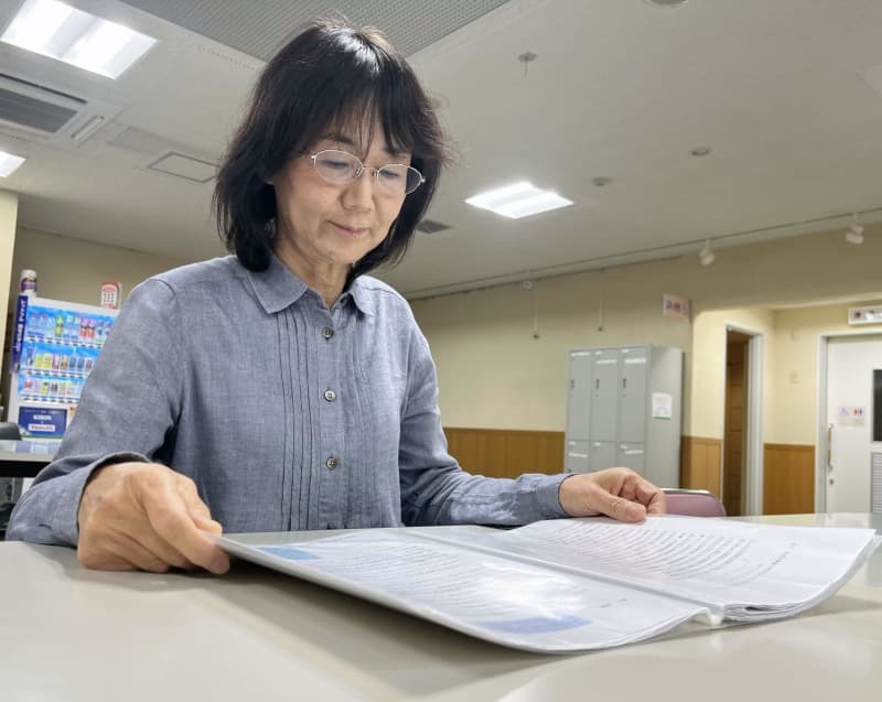 袴田巌さんの裁判に関する資料を読む藤原よし江さん＝２０２３年１０月、浜松市