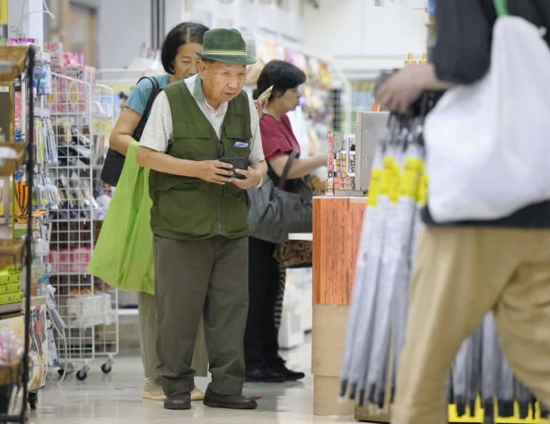 日課の散歩で、買い物をする袴田巌さん＝２０２４年７月、浜松市