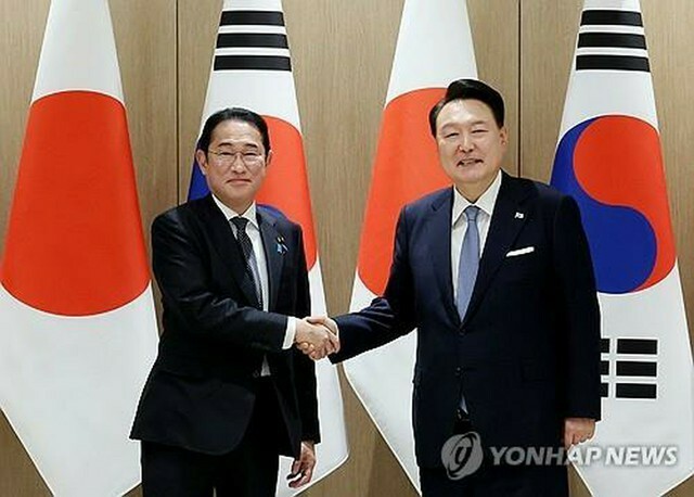 首脳会談で握手を交わす尹錫悦（ユン・ソクヨル）大統領（右）と岸田文雄首相（大統領室通信写真記者団）＝6日、ソウル（聯合ニュース）