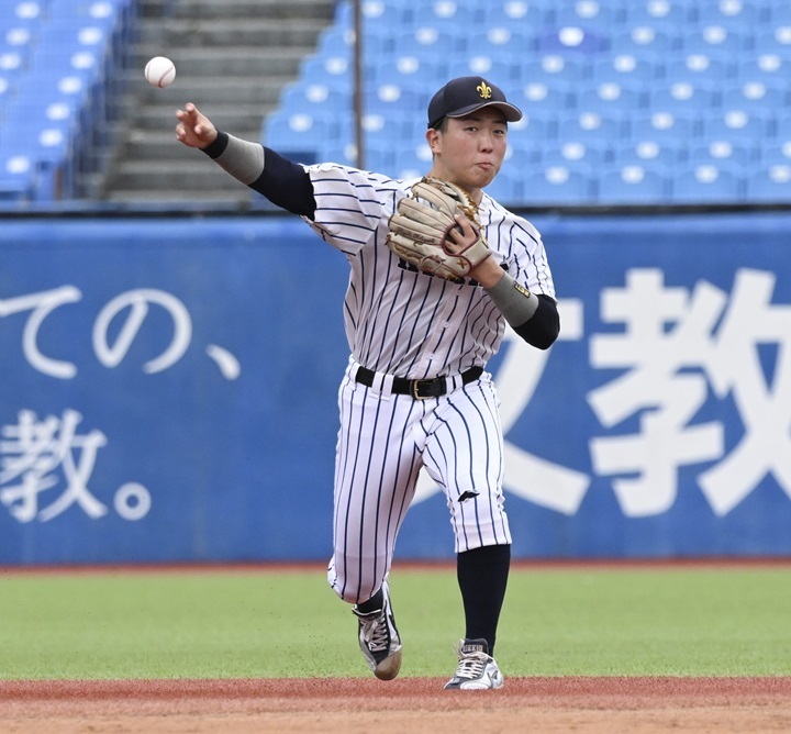 遊撃守備も安定感があり、高校の先輩である明大のショート・宗山にあこがれる[写真=矢野寿明]