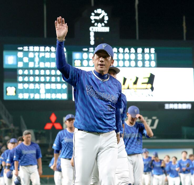 　甲子園最終戦となり、ファンに手を振る三浦監督（撮影・田中太一）