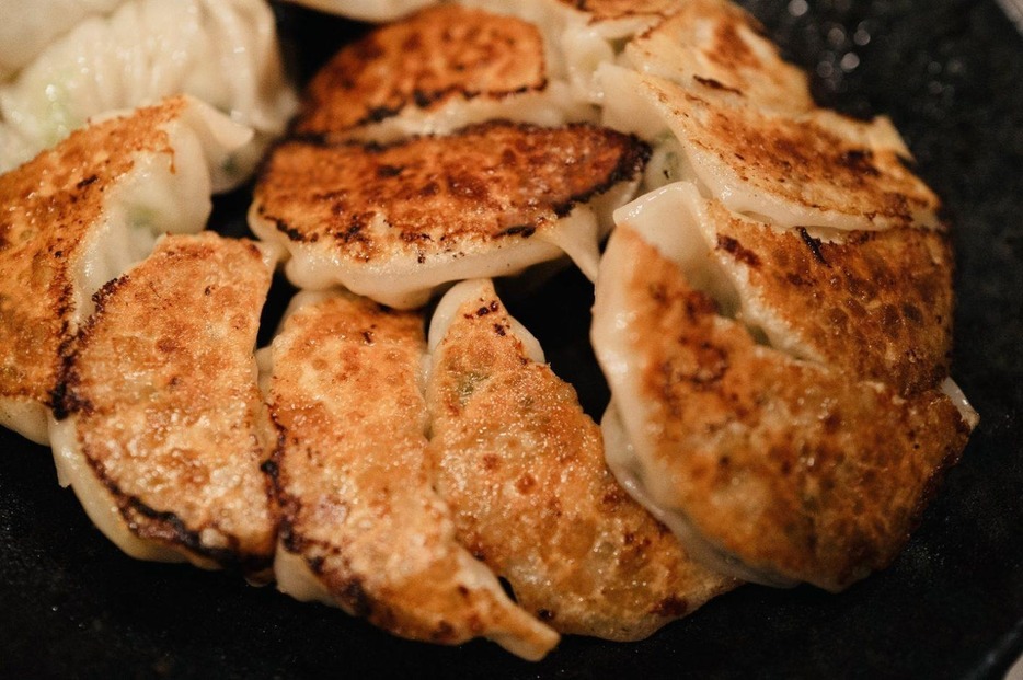 焼き上がった餃子は、醤油とお酢、それにイタリア料理に使う唐辛子ペーストをつけるそう。