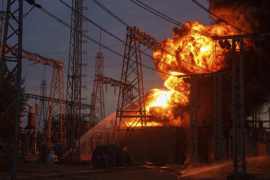 2日、ウクライナ・ドニエプロペトロフスク州で行われる消火作業（AP＝共同）