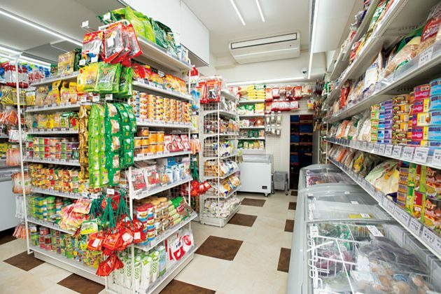 明るく整然とした店内。お目当ての品を見つけやすい。