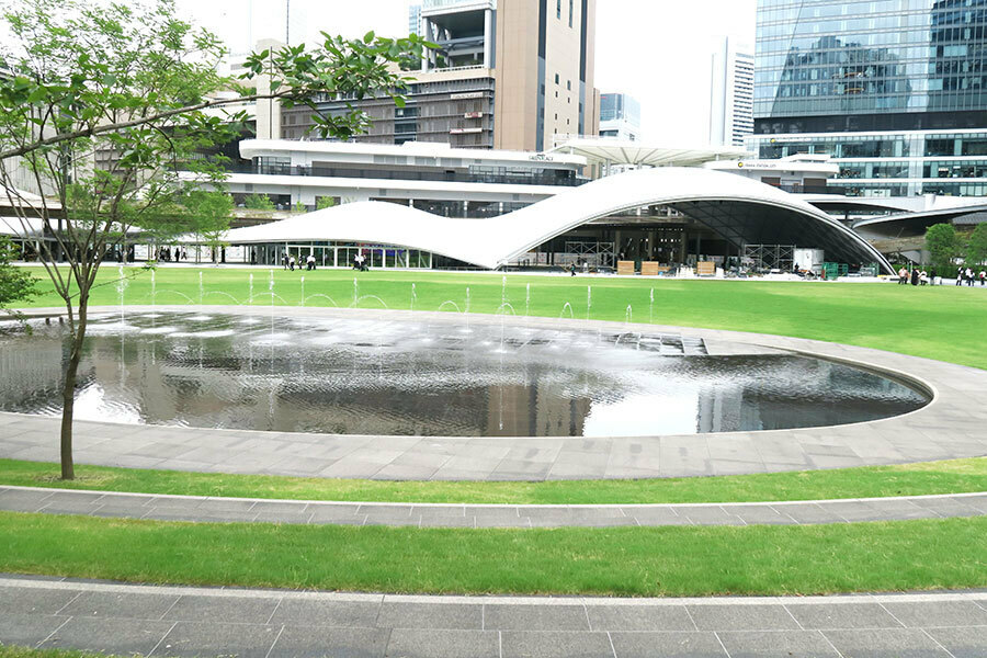 さまざまな植物や天然芝、噴水が備わる「うめきた公園」が9月6日にオープン