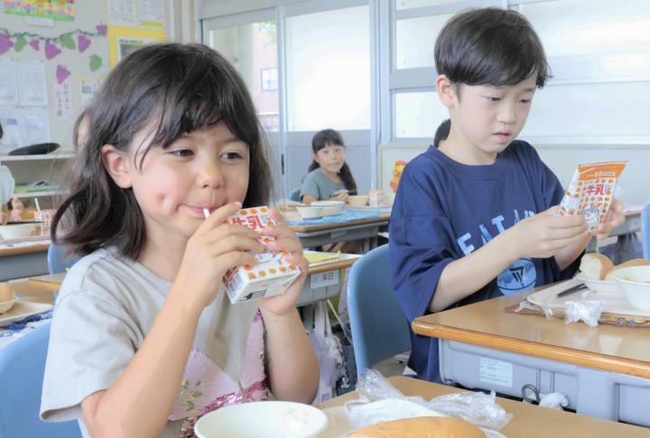 給食で「デブ猫ちゃん牛乳」を飲む清水小の児童ら