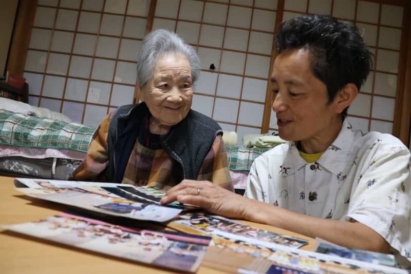 笹野さんと話す崇来人さん＝２０２４年５月