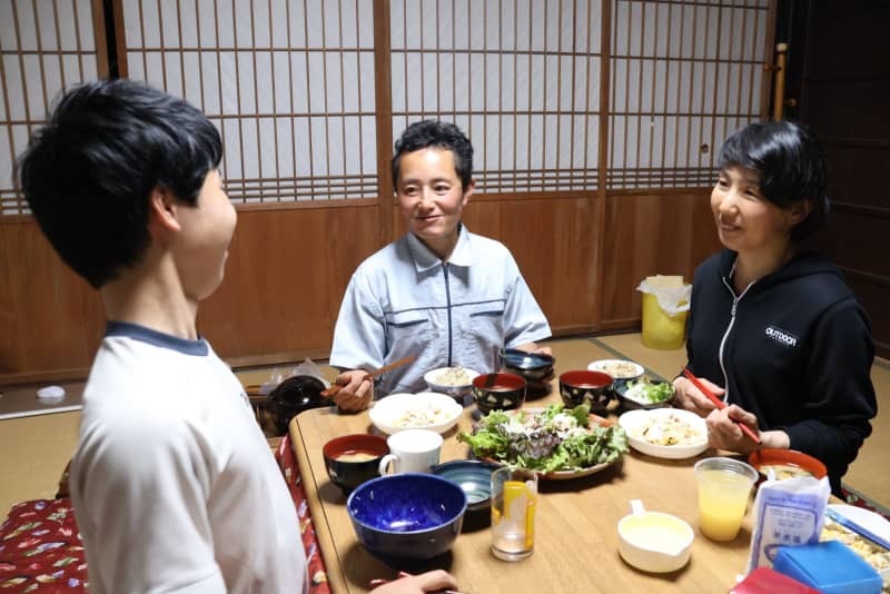 息子と３人で夕飯を食べる臼井さん夫婦＝２０２４年５月