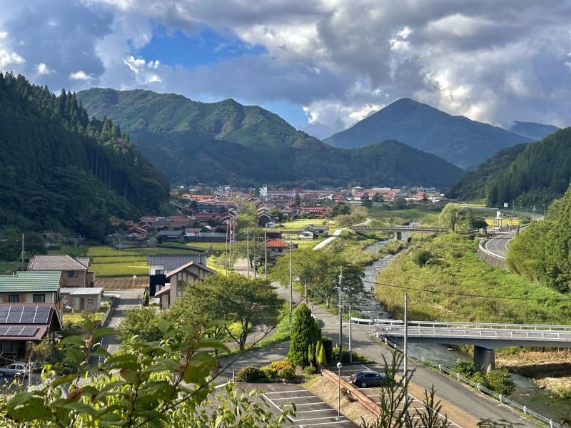 臼井崇来人さんが暮らす岡山県新庄村＝２０２４年８月