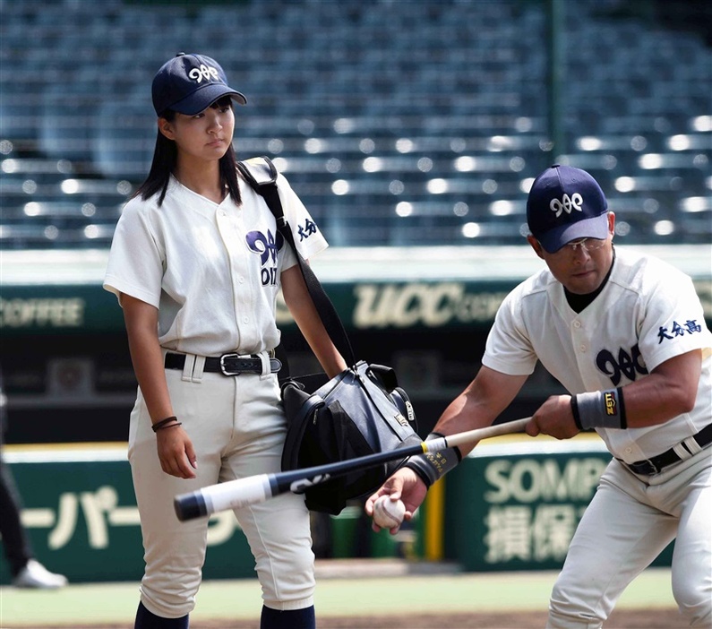 ユニフォームを着て補助員をする大分のマネージャーの首藤桃奈さん（左）