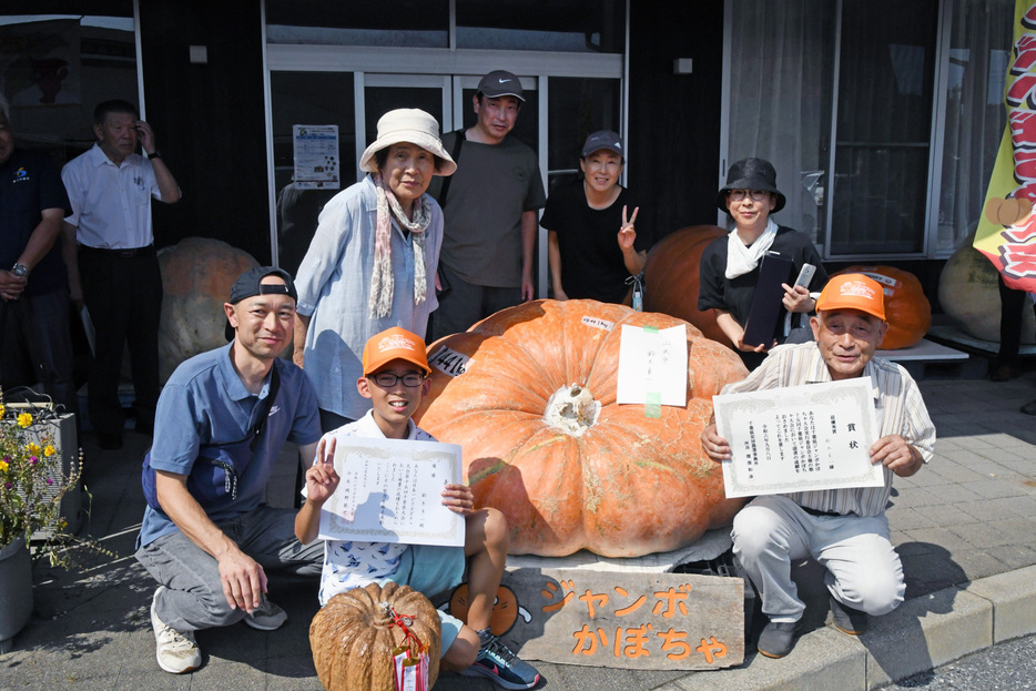 優勝した鈴木さん（右前）と441キロのカボチャ＝鴨川