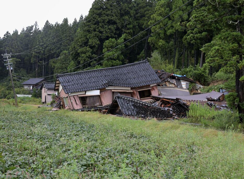 土砂崩れに巻き込まれ、70代男性が亡くなった住宅＝22日午後、石川県珠洲市