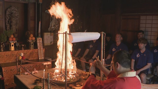 トライフープ岡山の選手らが金山寺に訪れ「護摩行」　岡山・北区