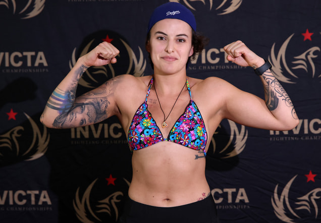 がんを克服し、昨日の計量をパスしたファヴェーラ©️InvictaFC