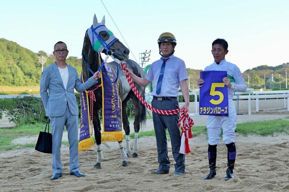 サマーチャンピオン・アラジンバローズと下原理騎手 (C)佐賀県競馬組合