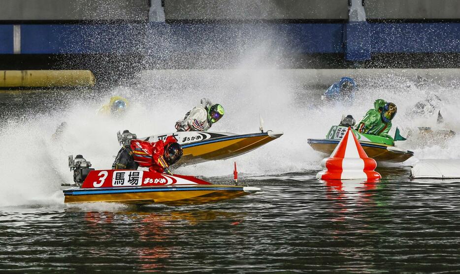 優勝戦の1周目2マークを先頭で回る馬場貴也（3）＝ボートレースまるがめ　　