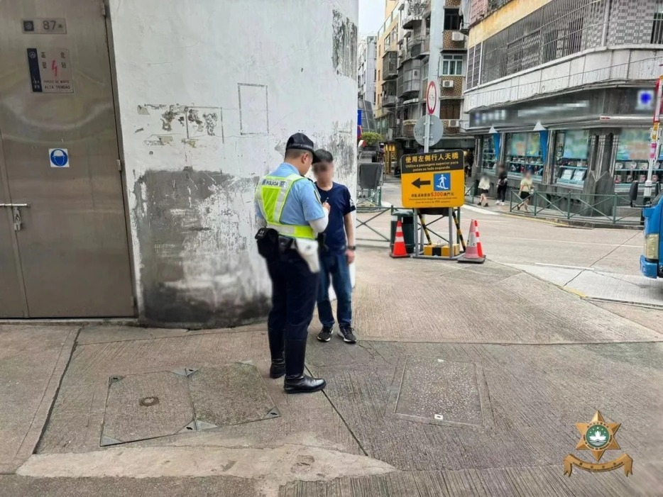 マカオ治安警察局が実施した歩行者の道路横断違反に対する取り締まりの様子＝マカオ半島・東望洋街（写真：マカオ治安警察局）