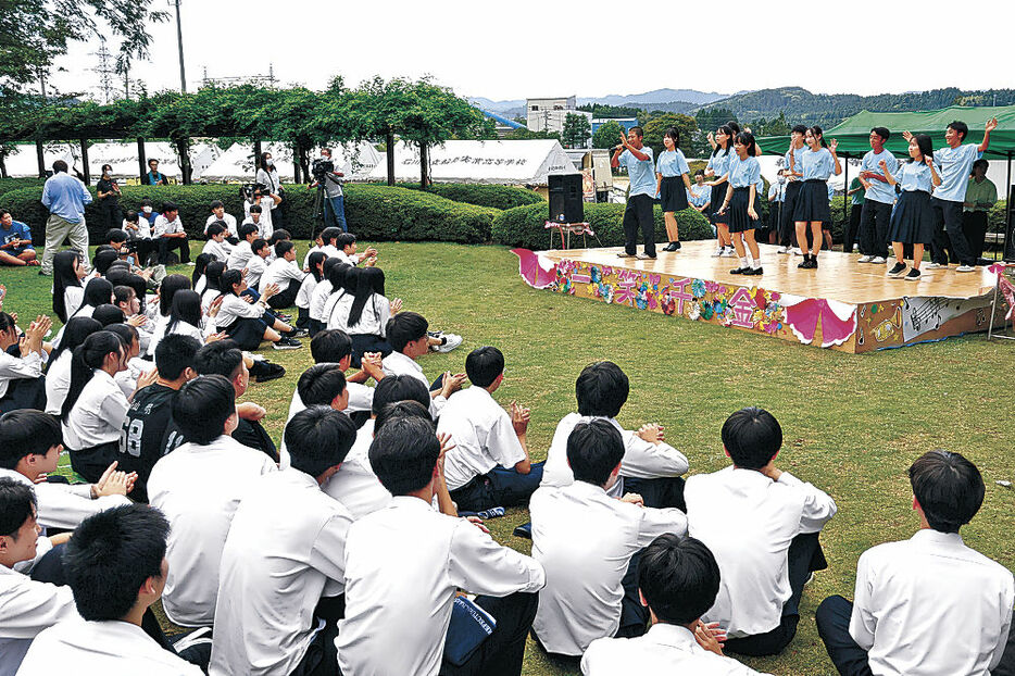 特設ステージで発表する生徒＝輪島高